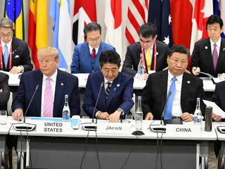 Prezydent USA Donald Trump i prezydent Chin Xi Jinping spotkali się na szczycie G20 w Osace. W środku premier Japonii Shinzo Abe