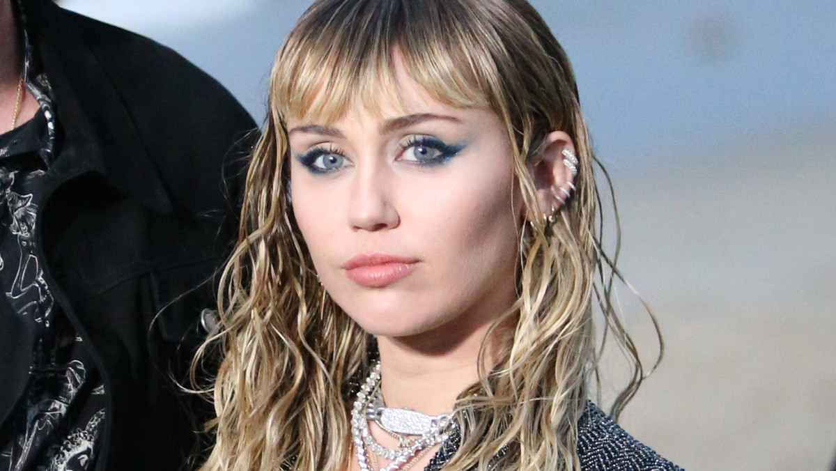 Aborcja. Miley Cyrus udostępniła wiadomość o wyroku TK w Polsce i zakazie aborcji