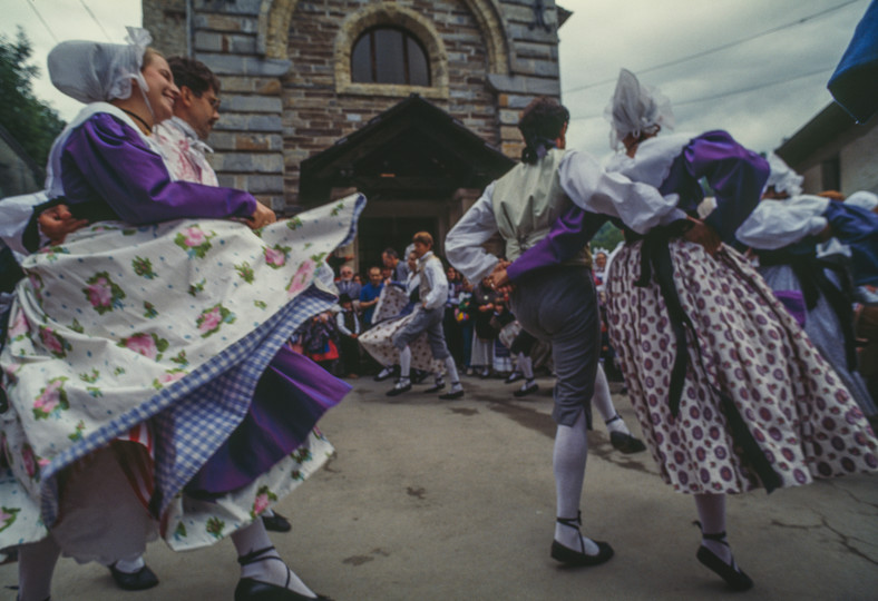 Tańce podczas "Roumiage de Setembre" w Coumboscuro