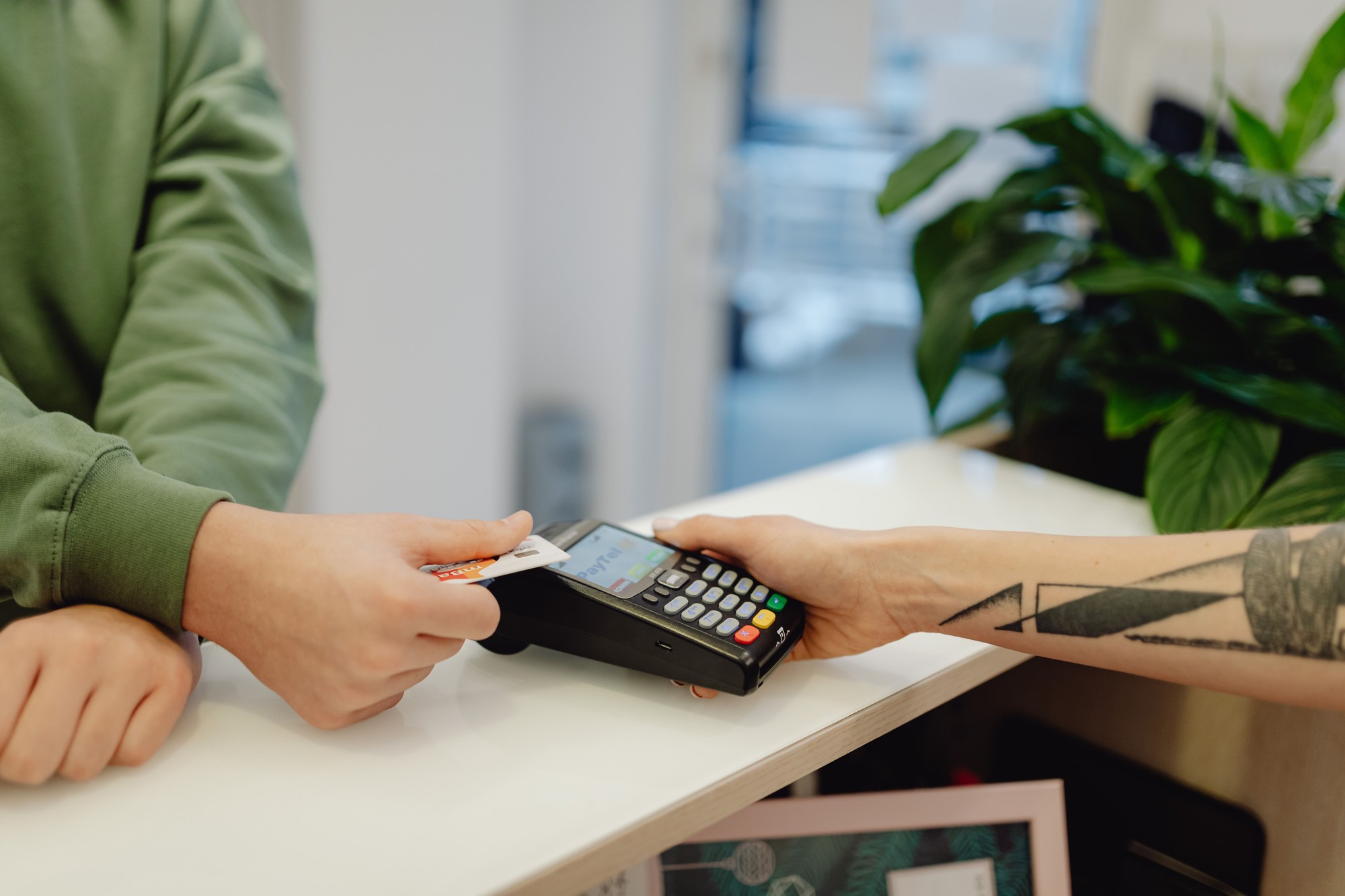 Platba kartou poskytuje pri krachu cestovnej kancelárie dodatočnú ochranu v podobe bankového chargebacku.