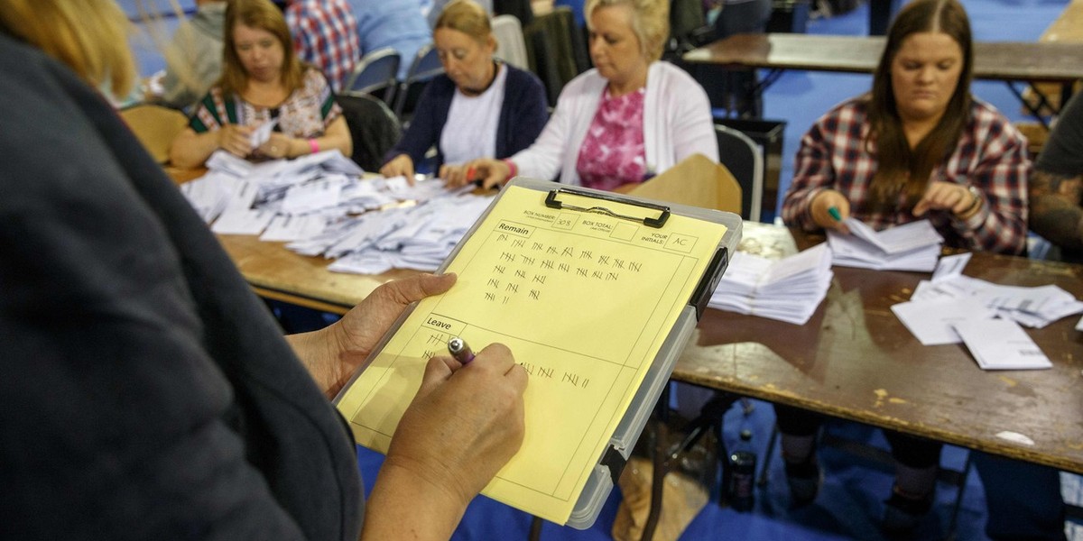 Liczenie głosów oddanych w referendum w Wielkiej Brytanii. Napływ imigrantów był jednym z najważniejszych argumentów eurosceptyków