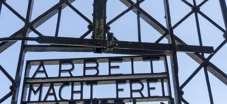 Złodzieje okradli były niemiecki obóz koncentracyjny w Dachau. Z bramy zniknął napis "Arbeit macht frei"