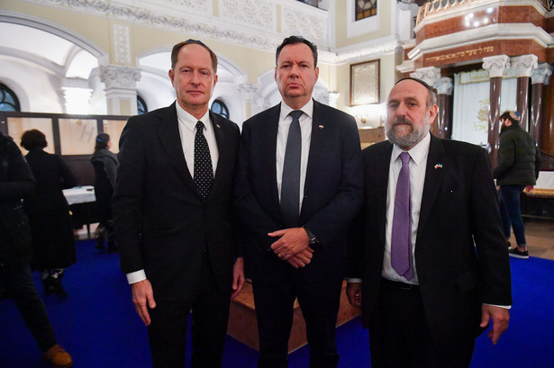 Naczelny Rabin Polski Michael Schudrich (P), ambasador USA w Polsce Mark Brzezinski (L) oraz ambasador Izraela w Polsce Yacov Livne (C)