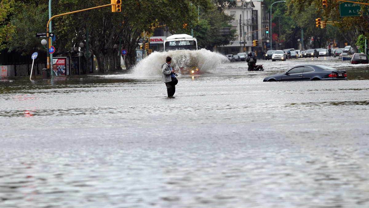 Co najmniej 25 osób zginęło w nocy z wtorku na środę w wyniku powodzi w argentyńskim mieście La Plata, 60 km na południe od Buenos Aires. Ewakuowano ponad 2 tys. osób - poinformował gubernator prowincji. Bilans ofiar powodzi w Argentynie wzrósł do 33 osób.