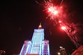 Fajerwerki nie o północy i alkohol na imprezie pod chmurką. Za co w Sylwestra grozi mandat?