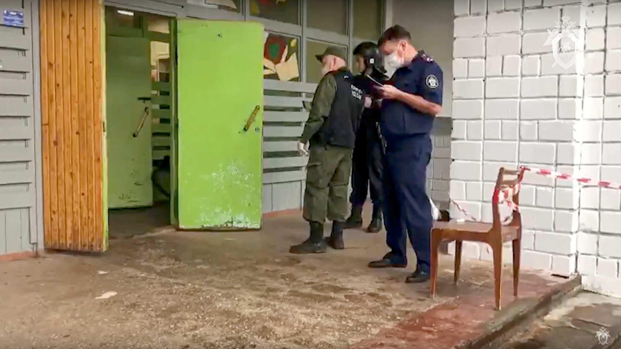 Streľba v škole si vyžiadala najmenej deväť obetí na životoch.