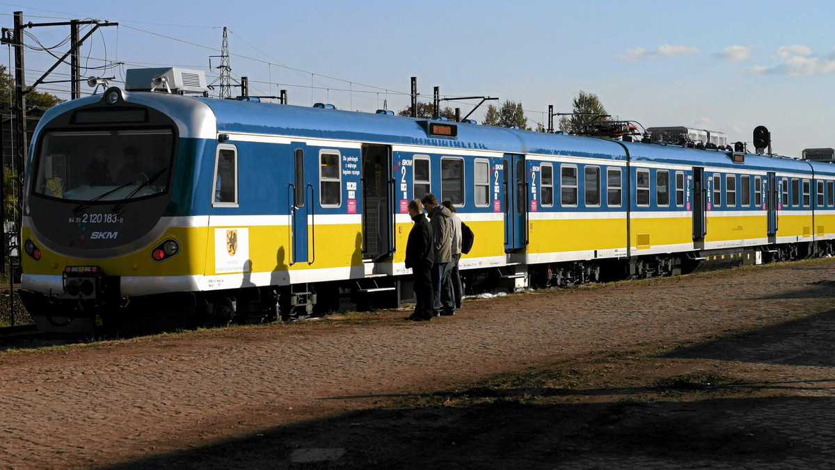 8,5 mln zł kosztowała modernizacja pociągu EN-57, który jest własnością samorządu województwa łódzkiego. Zmodernizowany skład wyruszy w Wielką Sobotę na trasę z Łodzi do Piotrkowa Trybunalskiego.