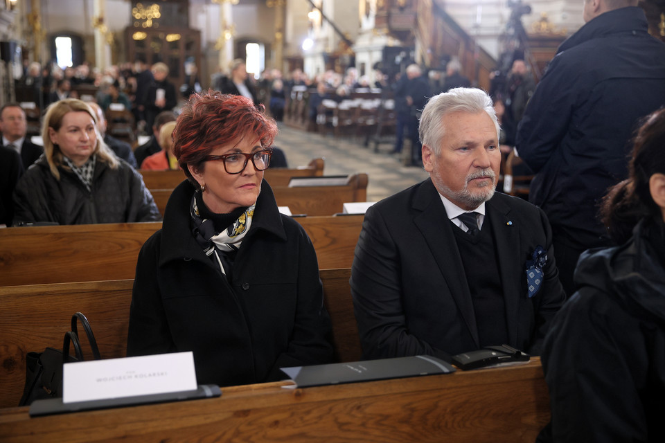 Były prezydent Aleksander Kwaśniewski z żoną Jolantą Kwaśniewską podczas mszy świętej 