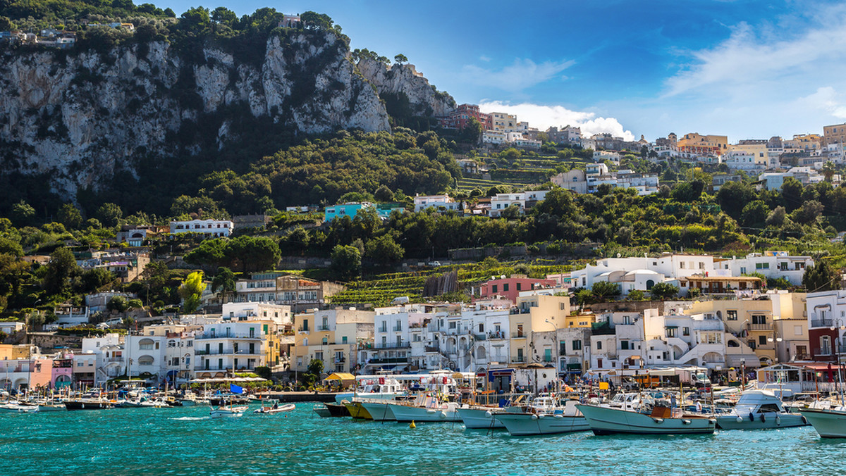Włoska wyspa Capri pęka w szwach, konieczne jest wprowadzenie limitu liczby turystów - alarmują przedstawiciele lokalnych władz. W obecny długi weekend we Włoszech notuje się rekordową liczbę przyjazdów; w ciągu dwóch dni przypłynęło tam 25 tys. osób.
