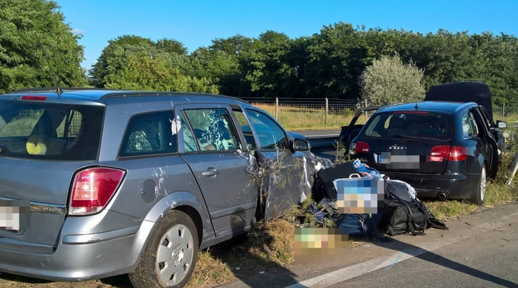 Baleset történt az M5-ösön. A két autót a szalagkorlát fogta meg. /Fotó: Police.hu