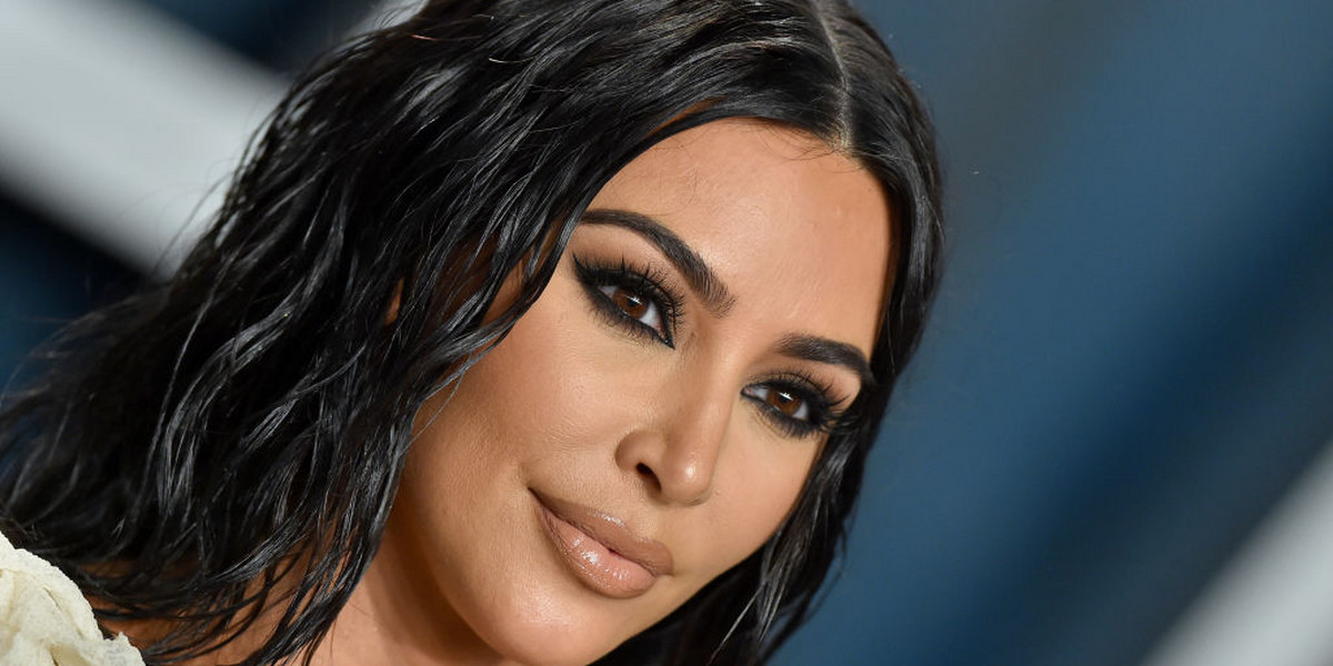 Coty kupuje na razie mniejszościowy pakiet udziałów w KKW, czyli firmie Kim Kardashian West, ale ma możliwość późniejszego nabycia pakietu większościowego.