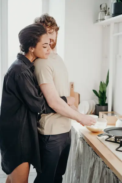 Cztery etapy związków / Foto Cottonbro z Unsplash