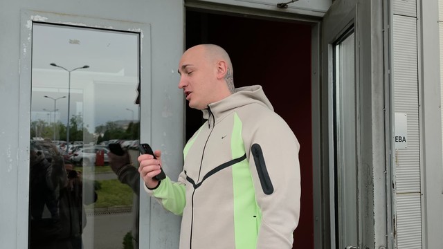 Desingerica i Bojana Lazić se izbegavaju ispred studija