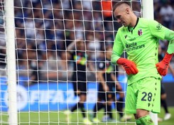 Fatalny wieczór Łukasza Skorupskiego. Aż 6 razy wyciągał piłkę z siatki