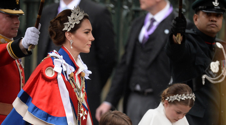 Kate Middleton II. Erzsébet királynő és Diána hercegnő ékszreit viselte a koronázáson / Fotó: Northfoto