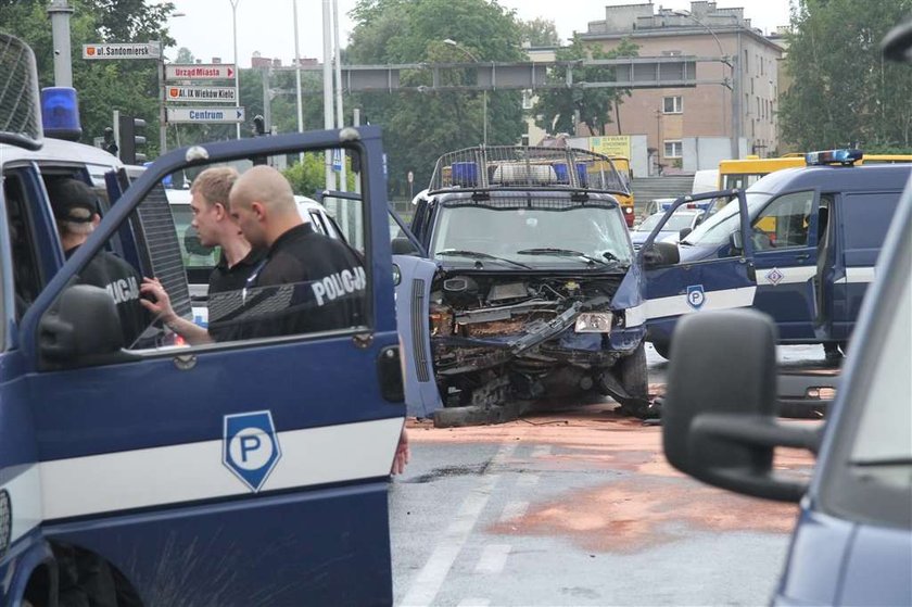 Wjechał w kolumnę policji. Są ranni