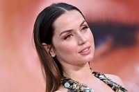 Ana de Armas beragyogja a vörös szőnyeget a Blonde bemutatóin