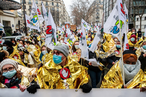 Nauczyciele domagają się podwyżek płac, wyższych rewaloryzacji oraz zagwarantowania szczepień przeciwko koronawirusowi, a także lepszej ochrony sanitarnej.