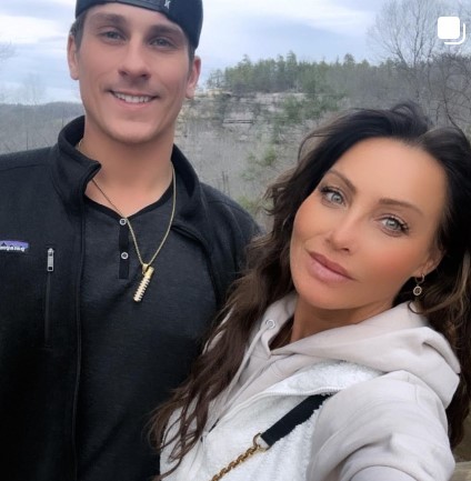 Žena je od svojho partnera staršia o 20 rokov.