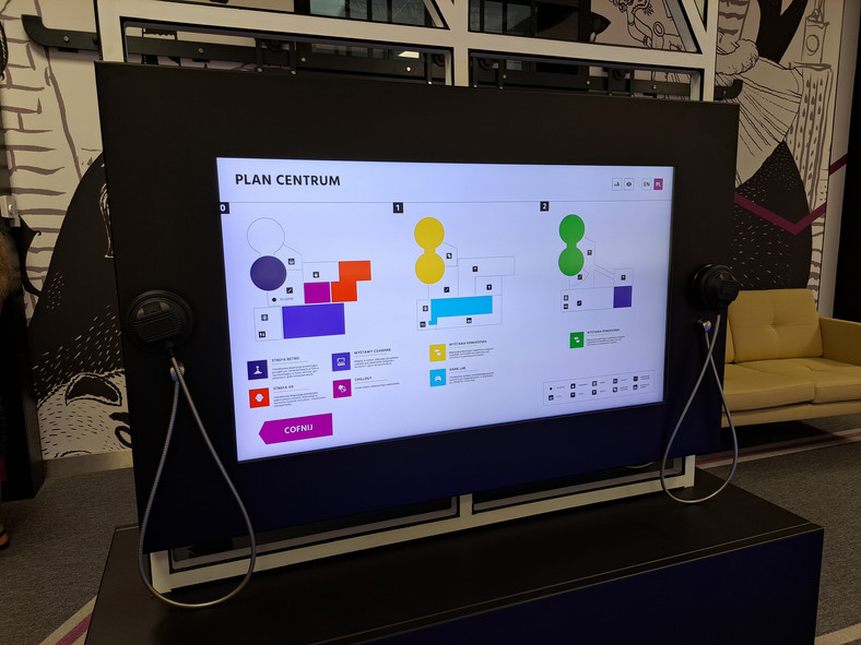 W ogólnodostępnej przestrzeni znajdują się dotykowe ekrany. Możemy tu obejrzeć plan całego Centrum, jak i zapoznać się z jego historią. Z czasem ma być poszerzony zakres informacji podawanych z użyciem tych ekranów.