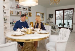 Ogromny stół, złote dodatki i huśtawka na balkonie. Tak mieszka Małgorzata Opczowska [FOTO]