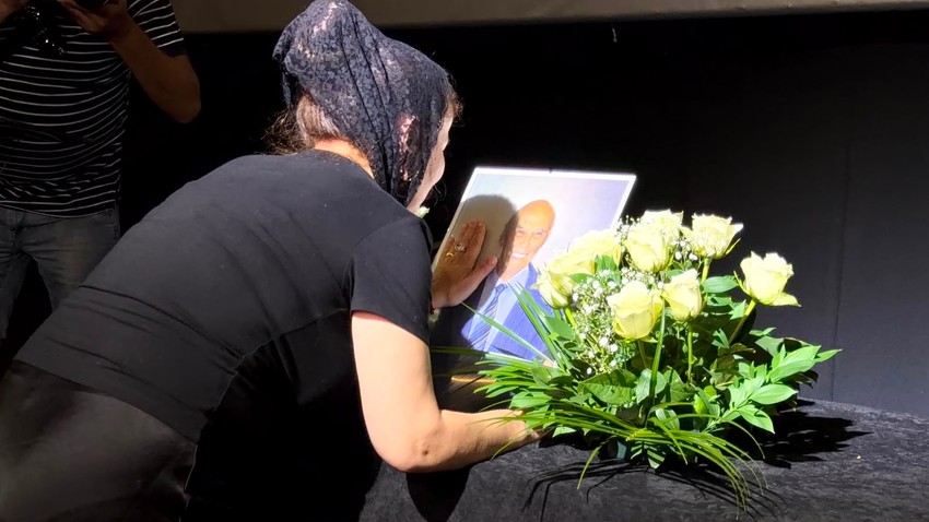 Mala Cana ljubi sliku pokojnog muža 