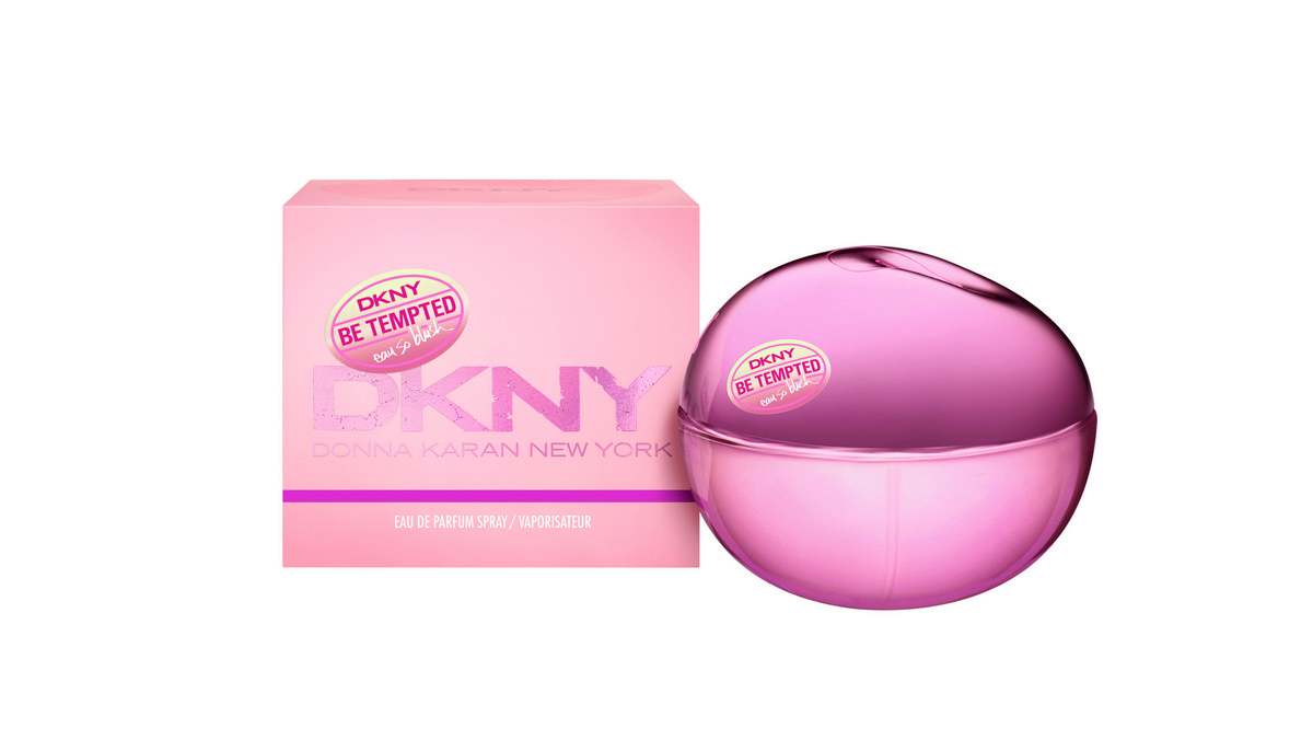 DKNY Be Tempted Eau So Blush to zapach, który wabi swoją orzeźwiającą, kwiatową i drzewną mocą aromatów. Wyraziste zestawienie różowego grejpfruta z dojrzałą pomarańczą i czerwoną porzeczką to bardzo sensualne połączenie, które błyskawicznie skrada serca. Różowa piwonia i woń drzew jaśminowego i cedrowego przenoszą zmysły w obszary relaksu. Nęcący aromat moreli wabi orientalną mocą, a ciepłe piżmo subtelnie owiewa skórę.