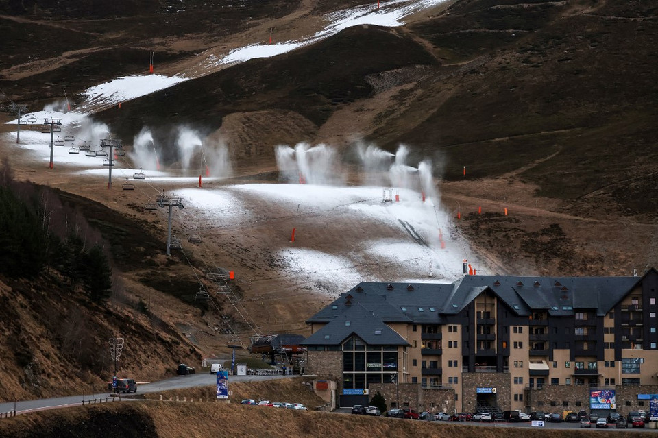 Problemy ze śniegiem w alpejskich kurortach narciarskich (Francja)