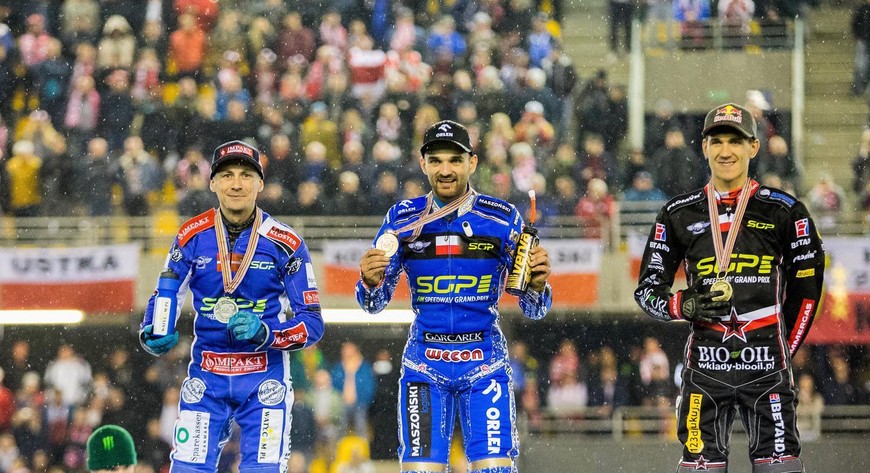 Medaliści IMŚ 2022, od lewej Duńczyk Leon Madsen (srebro), Bartosz Zmarzlik (złoto) i Maciej Janowski (brąz).