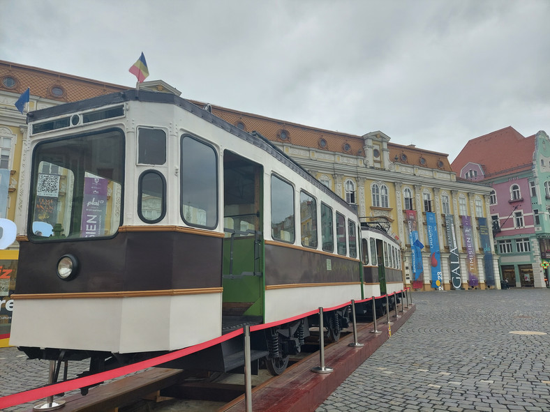 Historyczne tramwaje eksponowane w centrum Timisoary