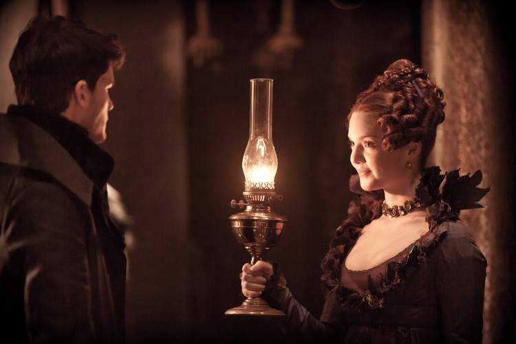 Jeremy Irvine i Holliday Grainger w filmie 'Wielkie nadzieje'