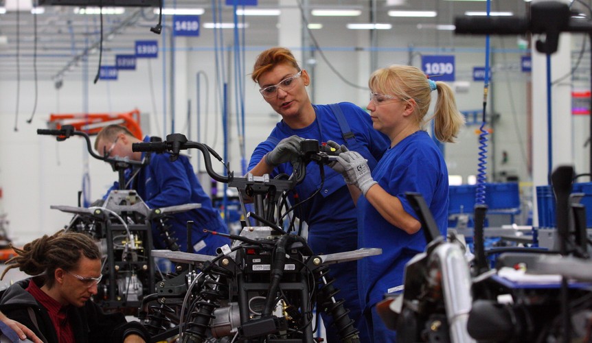 Grupy Polaris Industries powstała w 1954 r. w Minnesocie. Zatrudnia ok. 4,5 tys. pracowników i jest notowana na amerykańskiej giełdzie. Poza USA koncern ma fabryki w Meksyku, Indiach i teraz w Polsce. <br><br>(mgo) PAP/Krzysztof Świderski