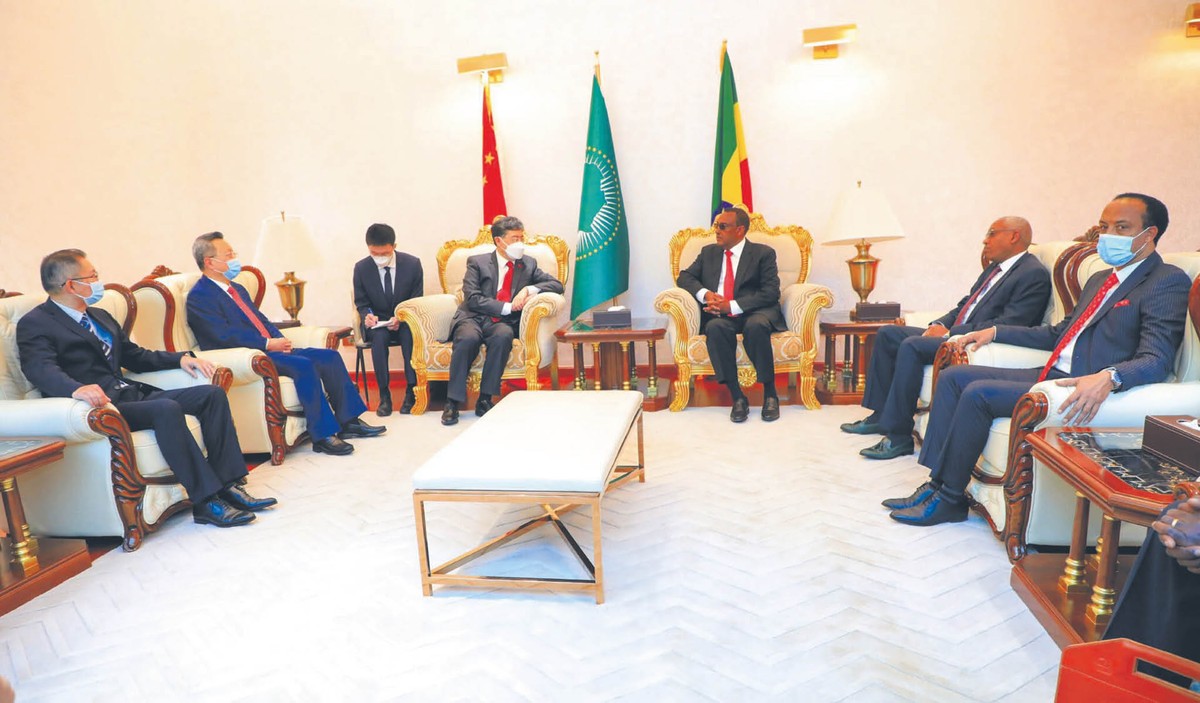 Szef chińskiej dyplomacji Qin Gang ze swoim etiopskim odpowiednikiem Demeke Mekonynem podczas spotkania w Addis Abebie