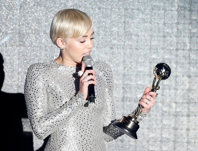 Miley Cyrus ze statuetką World Music Awards 2014