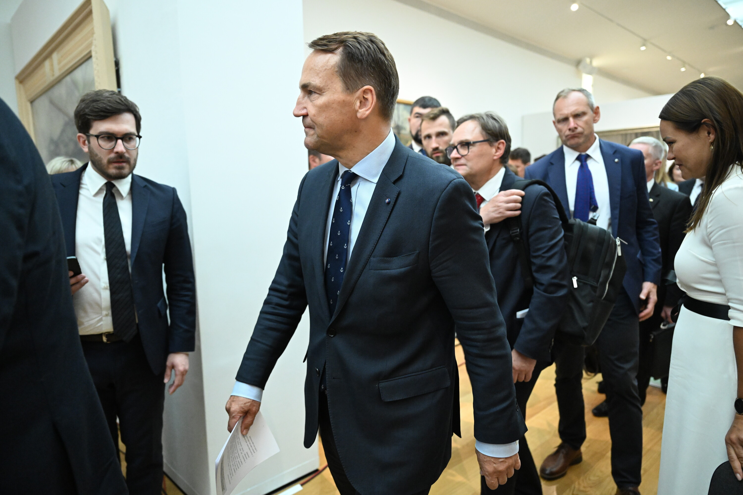Sikorski do biskupów: niech zrzucą sukienki i idą do PiS