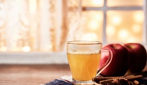 Topli napitak od jabukovog sirćeta je popularan narodni lek za prehladu i grip
