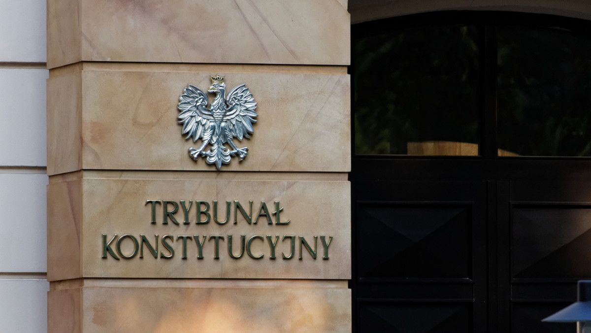Dwóch sędziów Trybunału Konstytucyjnego wygłosiło wczoraj zdanie odrębne, że TK powinien był umorzyć postępowania w sprawie wniosku premiera dotyczącego wyższości prawa unijnego nad krajowym. Jak wskazali, orzeczenie dąży do podważenia niektórych wyroków unijnego trybunału i pogłębi chaos prawny w Polsce.