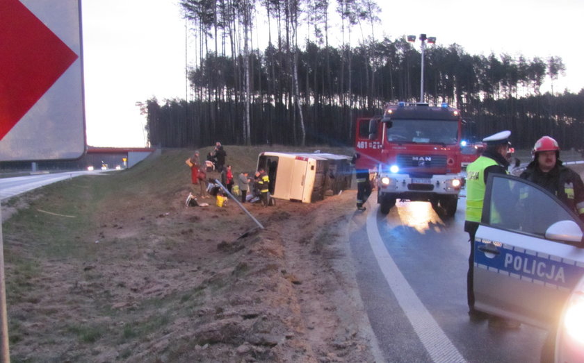 Autokar wypadł z drogi. Cztery osoby ranne