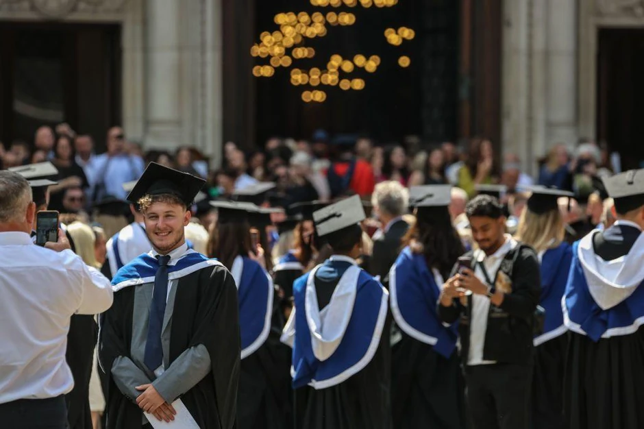 Studenti poziraju u diplomskim togama u centru Londona | Foto: Getty Images