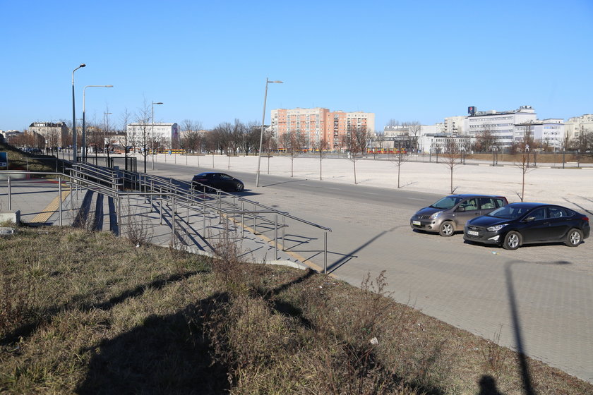 Parking na błoniach Stadionu Narodowego stoi pusty