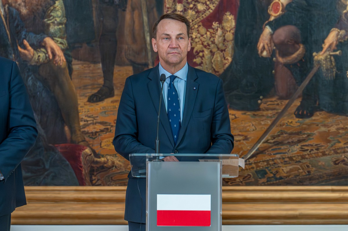Dom o pow. 800 m kw., osobliwy motocykl i ponad 600 tys. zł oszczędności. Jaki majątek posiada Radosław Sikorski?