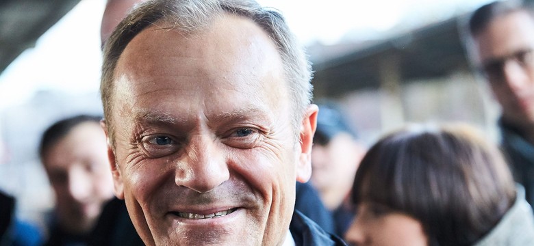 Donald Tusk jak z okładki The Beatles. Nowe zdjęcie szefa Rady Europejskiej podbija internet