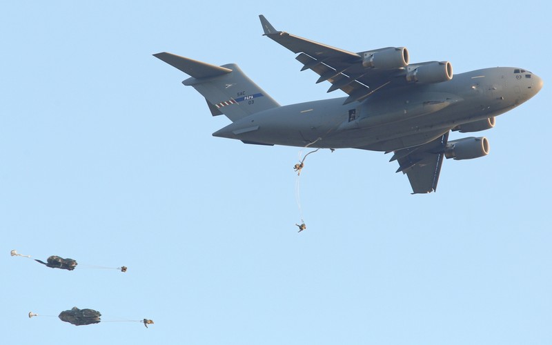 Oficer prasowy 6. Brygady Powietrznodesantowej kpt Marcin Gil poinformował PAP, że desant żołnierzy został wykonany z wysokości około tysiąca stóp, czyli ponad 300 metrów. „Obyło się bez żadnych nadzwyczajnych zdarzeń. Na zrzutowisku żołnierze zebrali się po desantowaniu” - relacjonował.
<br><br> fot.  (sr/zuz) PAP/Stanisław Rozpędzik