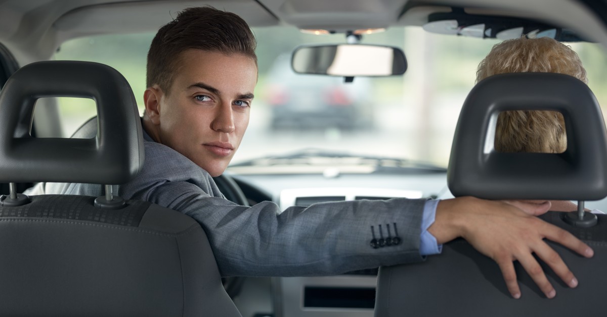 Czy można parkować tyłem do budynku? Nawet 1000 zł kary kierowców