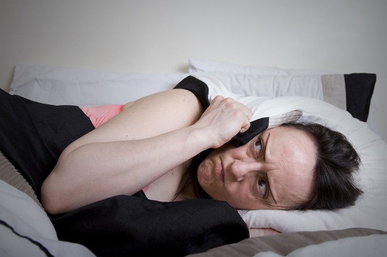 Awantury za dnia i niekończące się imprezy w nocy. Do tego śmieci na klatce, kradzieże w piwnicach i porysowany samochód na przyblokowym parkingu. Albo dom z sąsiadami, którzy w piecu palą śmieciami, a zapach niesie się na naszą działkę. Możliwych uciążliwości ze strony sąsiadów jest bardzo wiele. Takie informacje nie są jednak zamieszczane w ogłoszeniach sprzedaży mieszkania, rzadko zdarza się też sytuacja, by kupujący usłyszał podczas oglądania, że piętro wyżej mieszka kilkoro studentów, którzy co weekend urządzają domówkę do białego rana. Są to niestety rzeczy, o których nowy właściciel często przekonuje się na własnej skórze. Zminimalizować ryzyko mogą rozmowy z kilkoma sąsiadami, w niektórych sytuacjach jeden o drugim może coś powiedzieć.