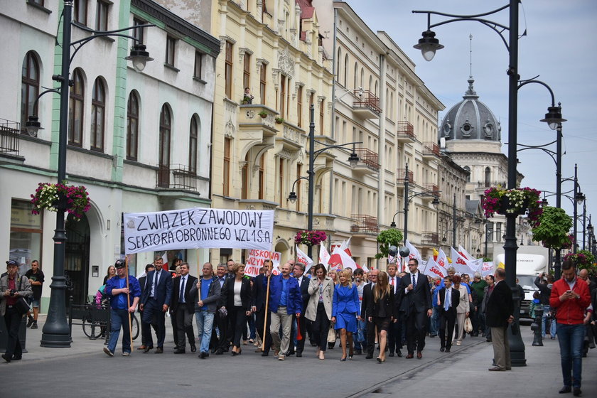 Pracownicy Wojskowych Zakładów Lotniczych manifestowali poparcie dla inwestycji Airbusa w Łodzi