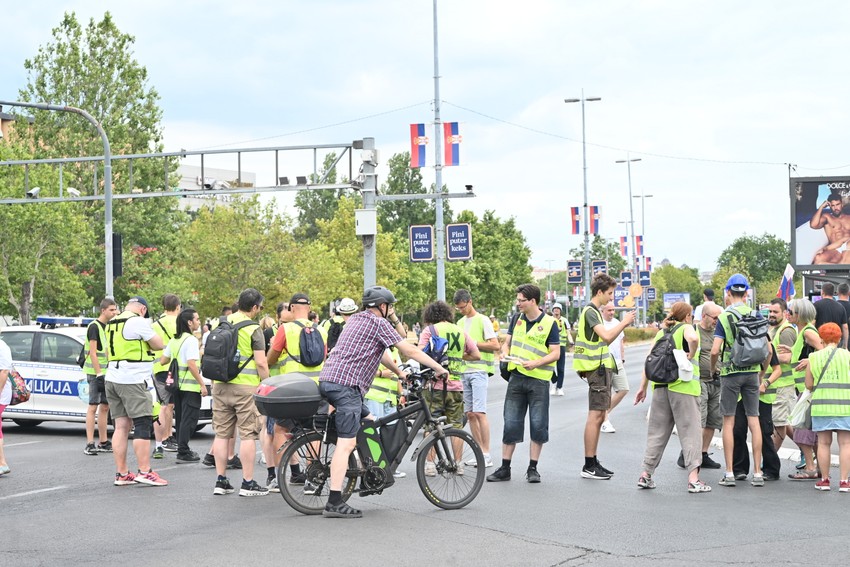 Studenti i građani idu ka centru grada
