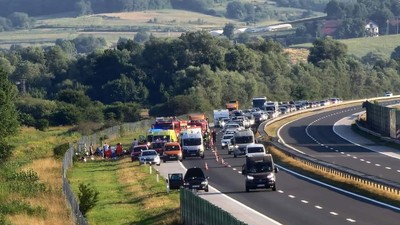 11 osób zginęło, a 34 zostały ranne w wypadku polskiego autobusu, do którego doszło w sobotę nad ranem na autostradzie A4 na północ od stolicy Chorwacji Zagrzebia. Fot. Ivana Brkić