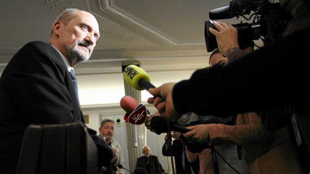 Macierewicz: 24 świadków widziało lub słyszało wybuch