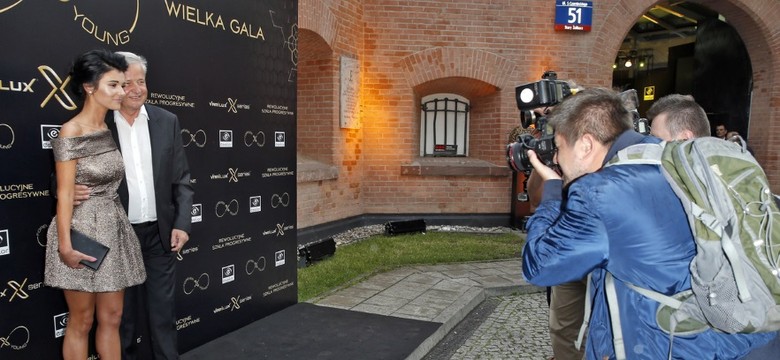 Zakochani w słońcu, czy w solarium? Mocno opaleni Apoloniusz Tajner z młodziutką partnerką na ściance. FOTO